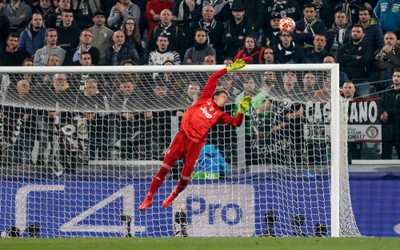 Ajax wil keeper veroveren Ajax wil Arsenal-keeper veroveren, maar Engelse club weigert het aanbod