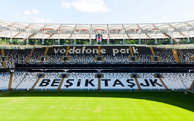 Besiktas kiest niet voor Van Bronckhorst maar speelt met Santos Besiktas kiest niet voor Van Bronckhorst maar speelt met Santos