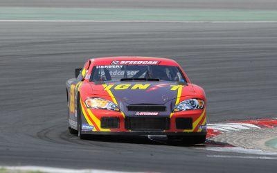 Illegale gokreclame brengt oud-F1-coureur Johnny Herbert in opspraak Illegale gokreclame brengt oud-F1-coureur Johnny Herbert in opspraak