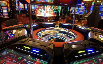 Jongeren proberen voormalig casino Axel te betreden Jongeren proberen voormalig casino Axel te betreden
