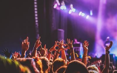 Man met gokverslaving licht mensen op met concertkaartjes Man met gokverslaving licht mensen op met concertkaartjes