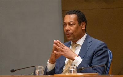 Minister Franc Weerwind is nog bezig met scherpe speellimieten Minister Franc Weerwind is nog bezig met scherpe speellimieten