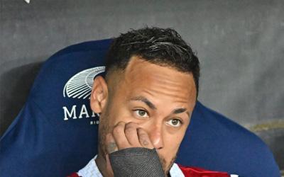 Neymar raakt geblesseerd en moet vrezen voor plek in WK-selectie Neymar raakt geblesseerd en moet vrezen voor plek in WK-selectie