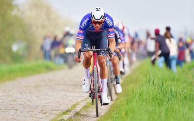Peloton jaagt over gravel wegen op weg naar rustdag Peloton jaagt over gravel wegen op weg naar rustdag