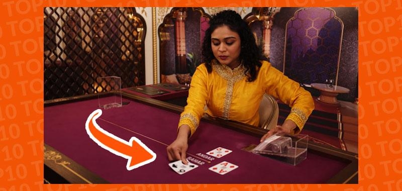 Kaarten worden gedeeld bij live Andar Bahar